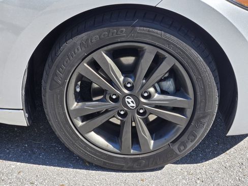 Used 2017 Hyundai Elantra SE image 25