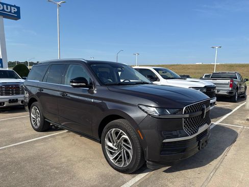 Used 2025 Lincoln Navigator Reserve AWD/4WD image 3