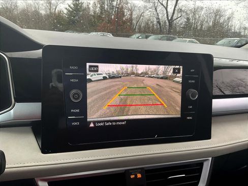 Used 2025 Volkswagen Taos SE w/ Panoramic Sunroof Package image 19