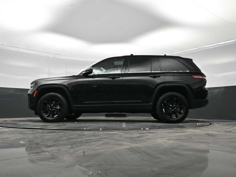 Used 2024 Jeep Grand Cherokee Altitude image 32