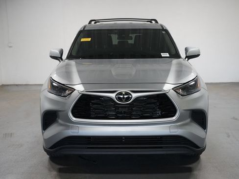 Used 2023 Toyota Highlander L FWD image 2