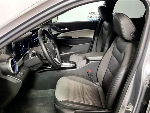 Used 2025 Chevrolet Trax LT w/ LT Convenience Package FWD image 20