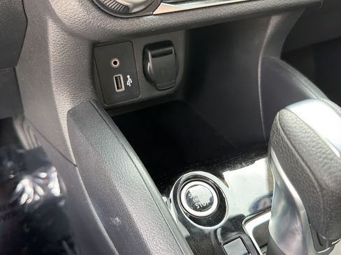 Used 2020 Nissan Versa SV FWD image 27