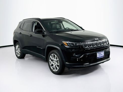 Used 2022 Jeep Compass Latitude w/ Sun and Sound Group AWD/4WD image 3