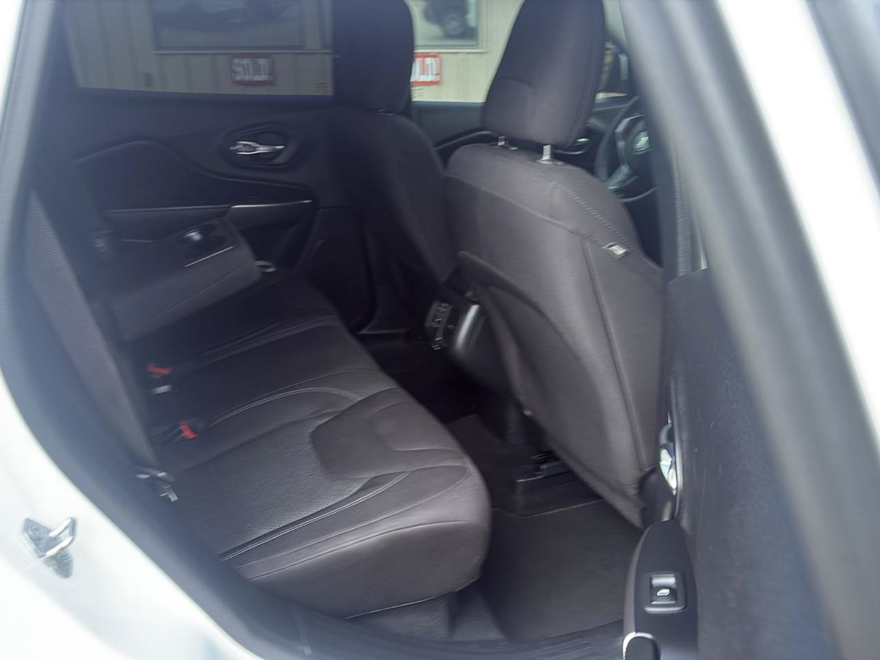 Used 2020 Jeep Cherokee Latitude FWD image 13