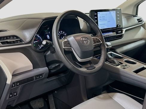 Used 2023 Toyota Sienna XLE FWD image 7