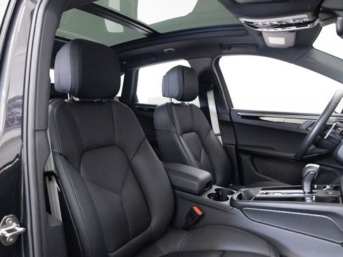 Certified 2025 Porsche Macan AWD/4WD image 38
