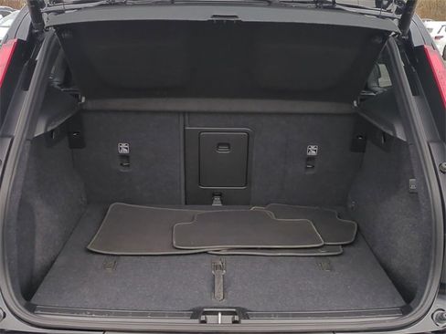 Used 2025 Volvo XC40 B5 Plus image 22