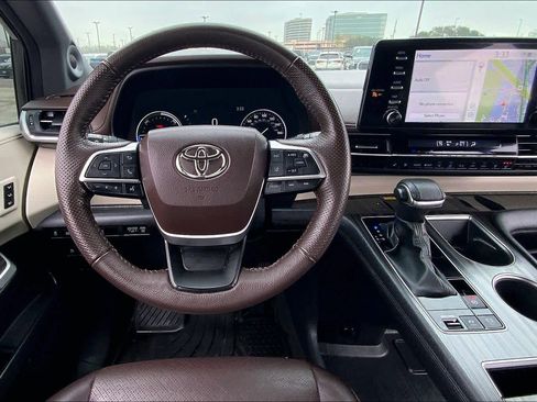 Used 2023 Toyota Sienna Platinum image 6