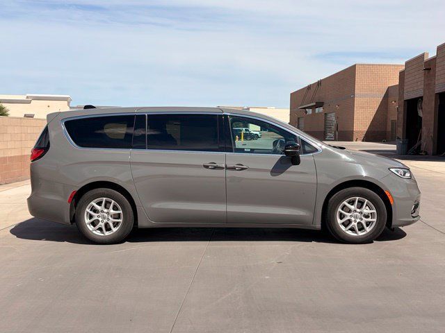 Certified 2025 Chrysler Pacifica Select FWD image 8