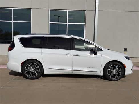 New 2026 Chrysler Pacifica Pinnacle image 4