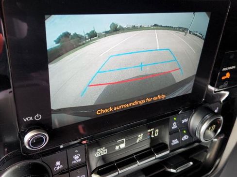 Used 2024 Toyota Highlander XLE FWD image 21