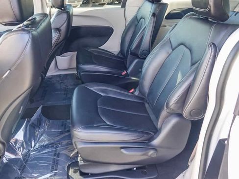 Certified 2024 Chrysler Pacifica Select image 17