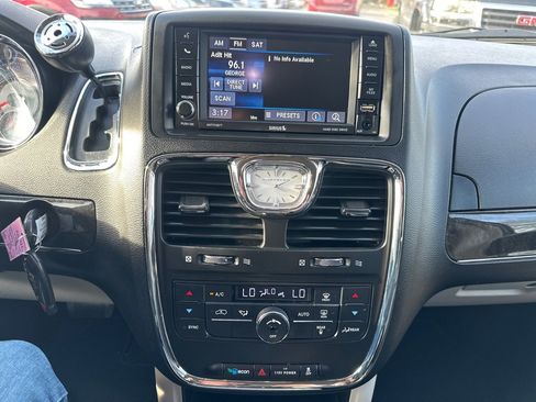 Used 2014 Chrysler Town & Country Touring image 18