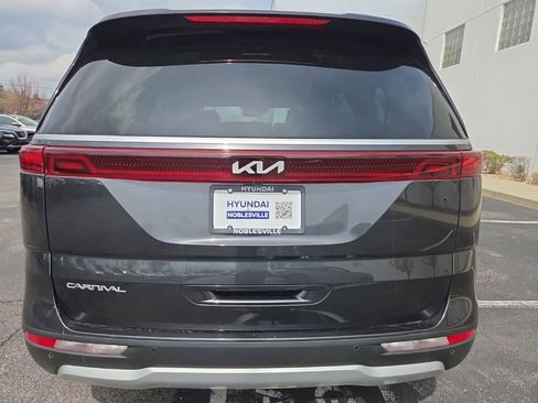 Used 2024 Kia Carnival LX image 7