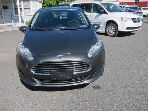 Used 2017 Ford Fiesta SE FWD image 2