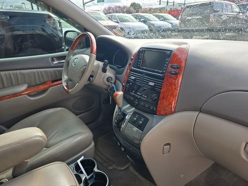 Used 2010 Toyota Sienna XLE image 47