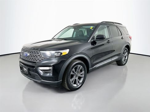 Used 2022 Ford Explorer XLT w/ Equipment Group 202A image 3