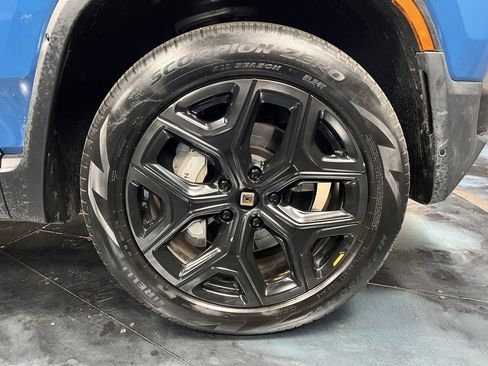 Used 2024 Rivian R1S Adventure image 8