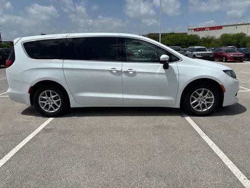 Used 2023 Chrysler Voyager LX FWD image 6