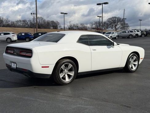 Used 2015 Dodge Challenger SXT image 7