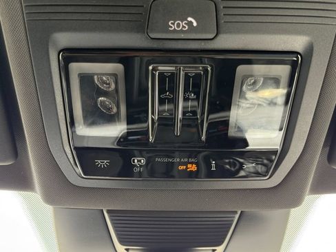 Used 2025 Volkswagen Tiguan SE R-Line FWD image 18