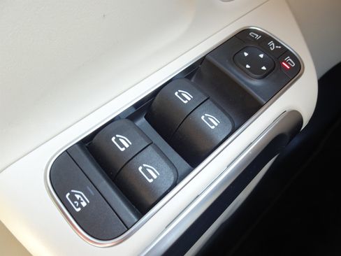 Used 2025 Mercedes-Benz GLB 250 4MATIC image 33