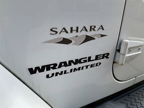 Used 2016 Jeep Wrangler Unlimited Sahara w/ Connectivity Group image 10