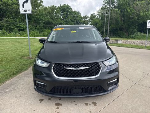 Used 2024 Chrysler Pacifica Limited FWD image 2