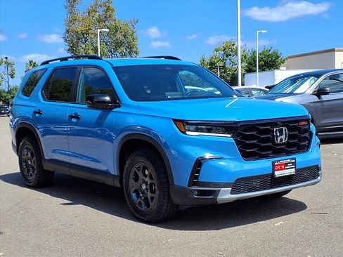 Used 2025 Honda Pilot TrailSport image 3