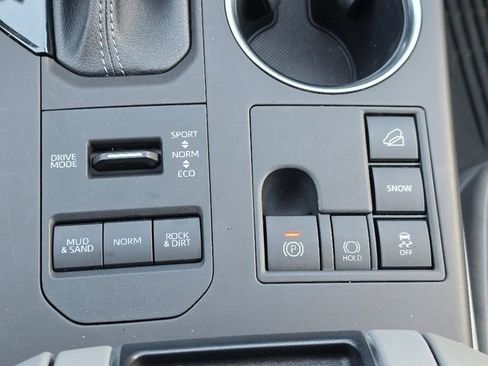 Used 2023 Toyota Highlander XLE AWD/4WD image 26