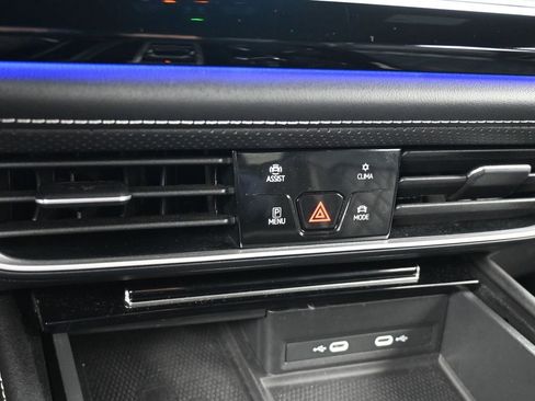 Used 2024 Volkswagen Atlas Cross Sport SEL Premium R-Line image 27