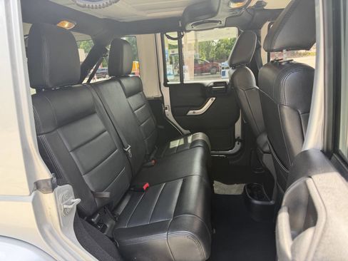 Used 2012 Jeep Wrangler Unlimited Sahara w/ Connectivity Group AWD/4WD image 9