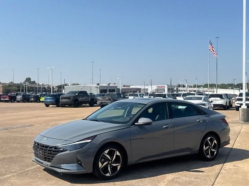 Used 2022 Hyundai Elantra SEL w/ Convenience + Premium Package FWD image 11
