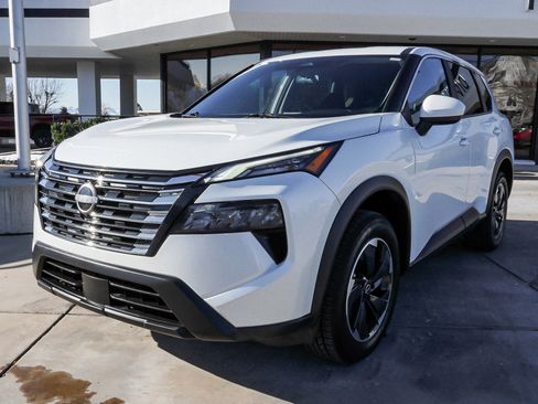 Used 2025 Nissan Rogue SV image 4