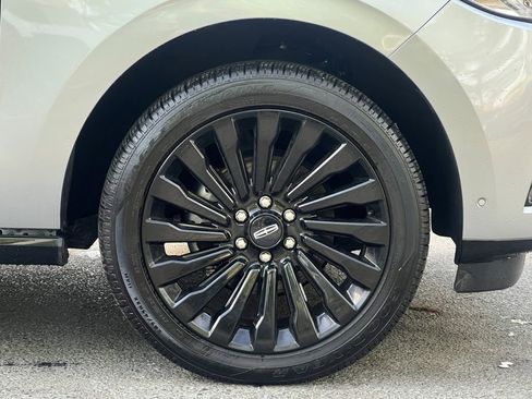 Certified 2021 Lincoln Navigator Reserve w/ Luxury Package AWD/4WD image 9