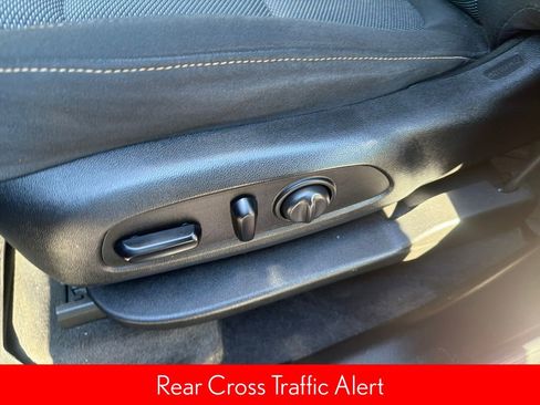 Used 2020 Chevrolet Traverse LT image 18