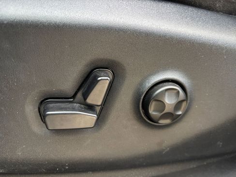 Used 2025 Chrysler Pacifica Limited FWD image 23