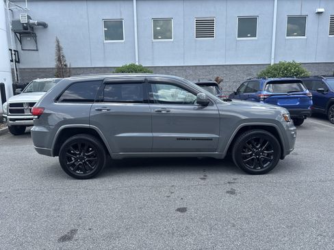 Used 2020 Jeep Grand Cherokee Altitude AWD/4WD image 10