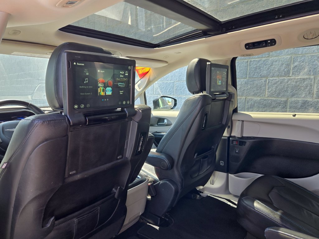 Used 2021 Chrysler Pacifica Touring-L w/ Uconnect Theater Family Group AWD/4WD image 38