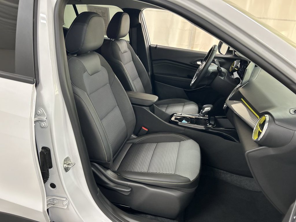 Certified 2024 Chevrolet Trax LT w/ LT Convenience Package FWD image 22