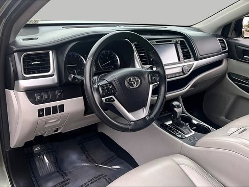 Used 2018 Toyota Highlander XLE AWD/4WD image 17
