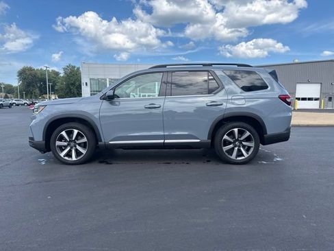 Used 2025 Honda Pilot Touring image 4