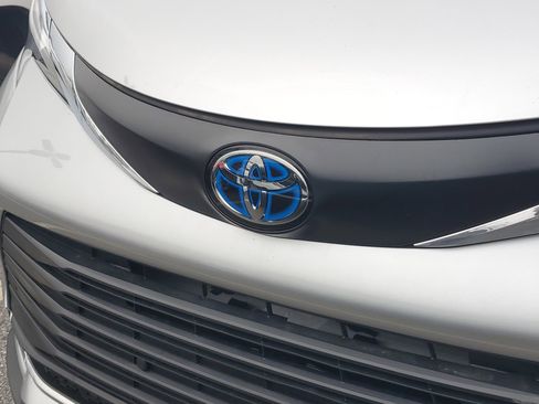 Used 2024 Toyota Sienna XLE image 4