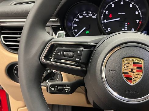 Certified 2025 Porsche Macan image 13