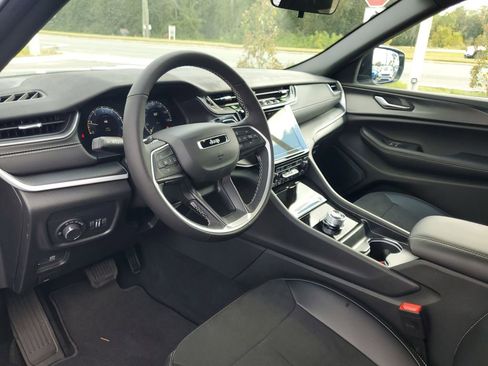 New 2025 Jeep Grand Cherokee Altitude AWD/4WD image 8