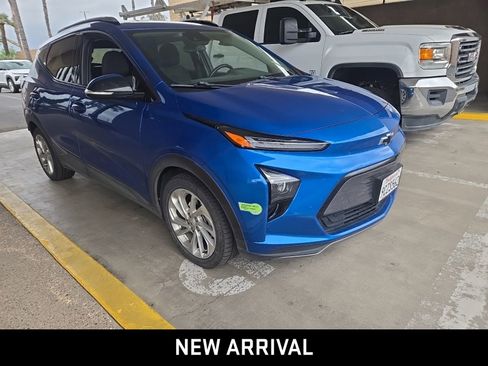 Used 2023 Chevrolet Bolt EUV LT w/ Comfort Package FWD image 3
