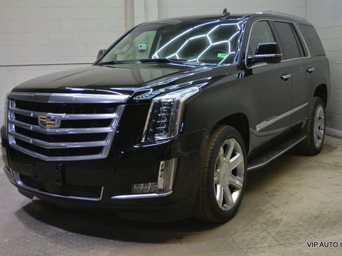 Used 2018 Cadillac Escalade Premium Luxury image 2