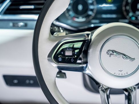 Used 2025 Jaguar F-PACE R-Dynamic S image 43