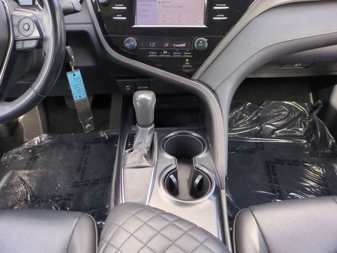 Used 2019 Toyota Camry SE FWD image 18